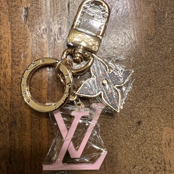 Louis Vuitton Accessories - Louis Vuitton Pink and Gold Monogram Key Holder